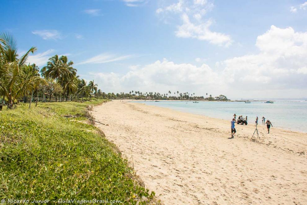 Imagem de turistas próximo ao bugue aproveitando a bela ilha-Ilha de Itaparica.